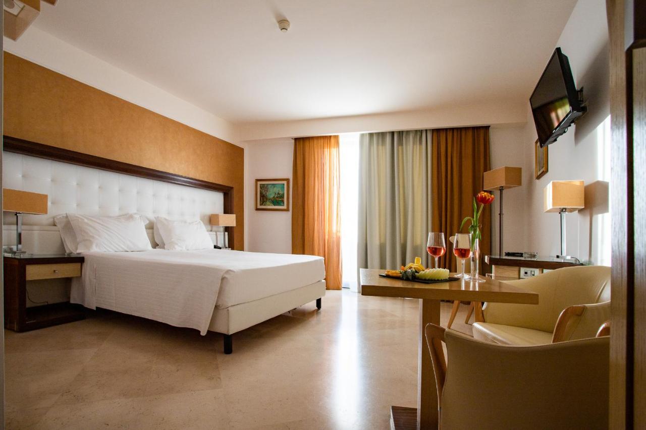 Vittoria Pool & Hotel 4*