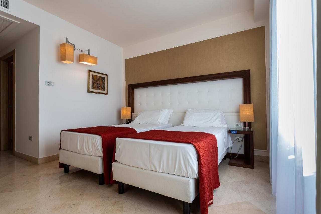 Vittoria Pool & Hotel