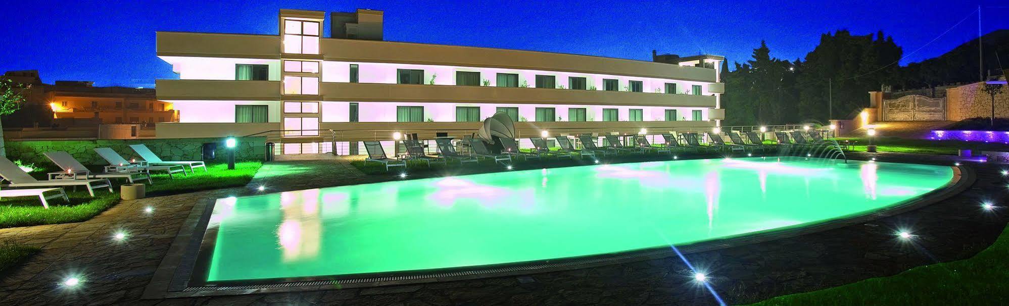 Vittoria Pool & 4*